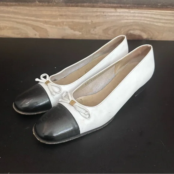 Salvatore Ferragamo Pumps Shoes Logo Monotone Women's 6.5 2A Black White Vtg - Picture 1 of 9